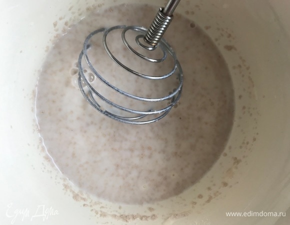 Размешать венчиком, накрыть салфеткой или полотенцем и оставить на 15 минут. Дрожжи должны «ожить».