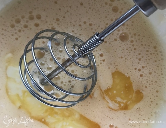 Добавить растопленное сливочное масло.