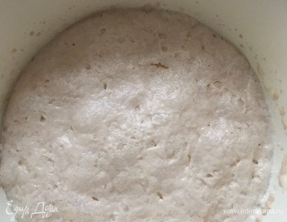 Добавить в молочно-яичную смесь дрожжи.