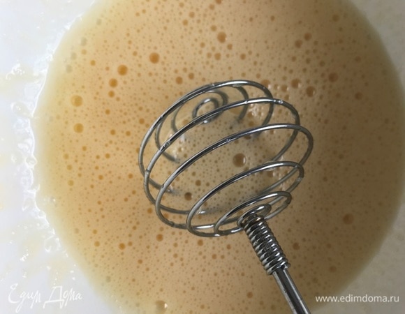 Все аккуратно соединить при помощи венчика. Небольшими порциями добавить просеянную со щепоткой соли муку и лимонную цедру. Замесить мягкое тесто.