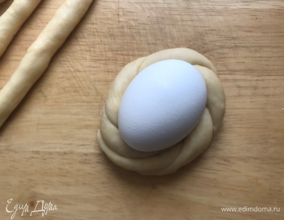 Оборачиваем яйцо жгутиком из теста.