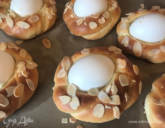 Духовку разогреть до 180°C. Выпекать до золотистого цвета (20–25 минут). При помощи кисточки нанести на яйца красители (по желанию).