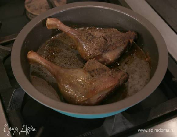 Утиные ножки выложить в форму для выпечки, посолить, поперчить и запекать в разогретой духовке около часа.