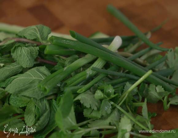 Зеленый лук разрезать пополам.