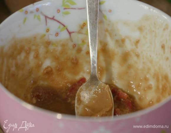 Приготовить соус: из половинки лайма выжать сок, соединить его с арахисовым маслом, соусом тамари, кленовым сиропом, тамариндовой пастой и все перемешать, затем добавить нарезанный чили, соевый соус и еще раз перемешать.