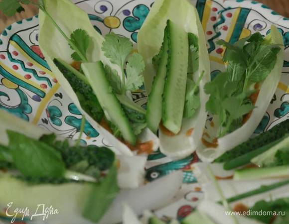 Листья цикория полить частью соуса, украсить листьями кинзы, мяты и нарезанным огурцом.