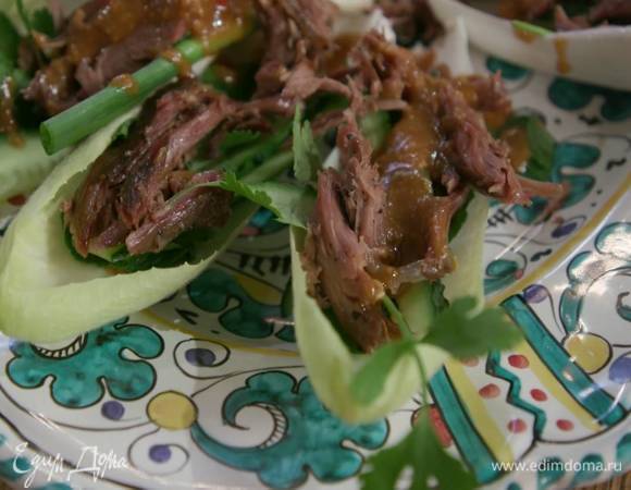 Готовую утку двумя вилками разобрать на кусочки, порезать, выложить на цикорий и полить остатками соуса.