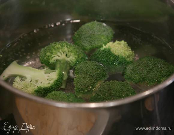 Брокколи разобрать на соцветия и опустить в кипящую воду на несколько минут, затем воду слить.