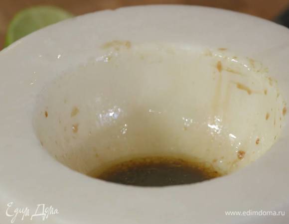 Чеснок почистить и растереть в ступке, влить сок лайма, соевый соус, соус тамари, оливковое масло, кленовый сироп и все перемешать.