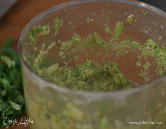 Приготовить соус: готовую брокколи выложить в чашу блендера, добавить чесночную заправку и все взбить.