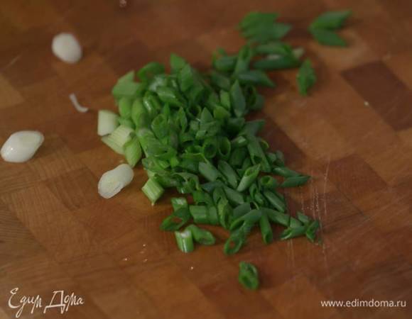 Зеленый лук тонко порезать наискосок.