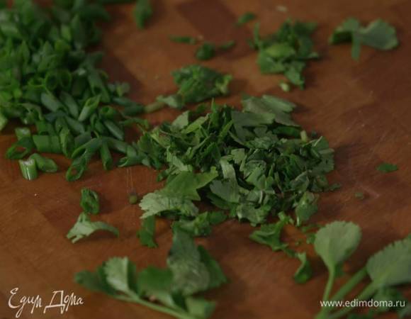 Листья кинзы и мяты мелко порубить.