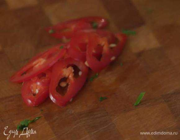 Перец чили нарезать тонкими кольцами.