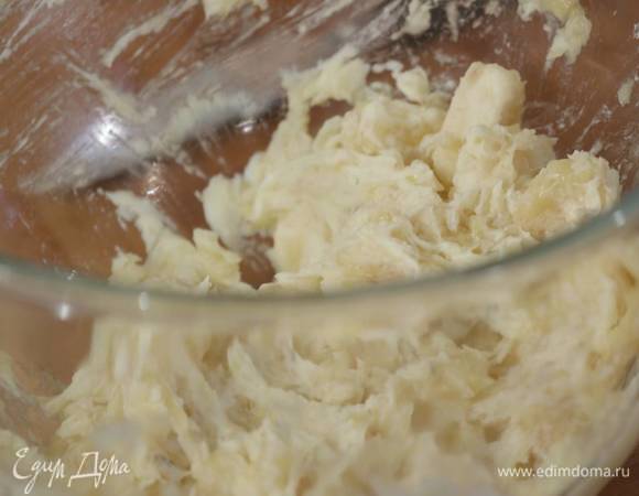 Бананы очистить от кожуры, размять в глубокой миске в пюре, затем добавить 80 г сливочного масла комнатной температуры и еще раз все размять вилкой.