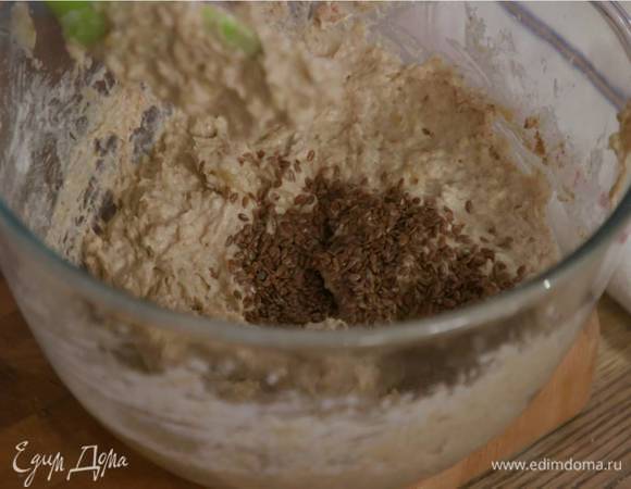 Всыпать к бананам измельченный миндаль, муку и вымешать лопаткой, затем добавить сахарную пудру, корицу, соду, льняное семя и еще раз все перемешать лопаткой.