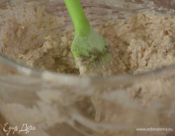 Яйца ввести в тесто и все вымешать.