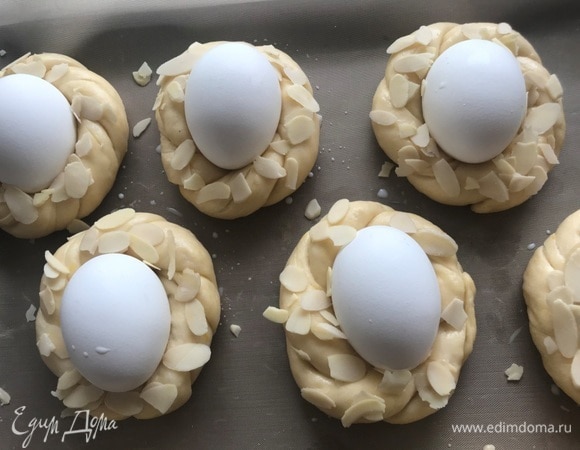 Затем смазать молоком или яйцом и посыпать миндальными лепестками (можно использовать кунжут, семя льна, любые орешки).