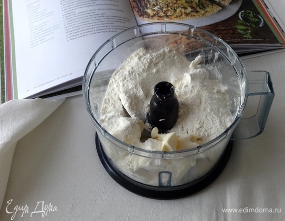 Духовку предварительно разогреть до 200°C. Приготовить тесто: 100 г заранее охлажденного сливочного масла нарезать небольшими кубиками, соединить в чаше блендера с мукой, сахаром, солью и вымешать все на небольшой скорости. Как это всегда бывает, в самый неподходящий момент сломался блендер. Пришлось замешивать руками.