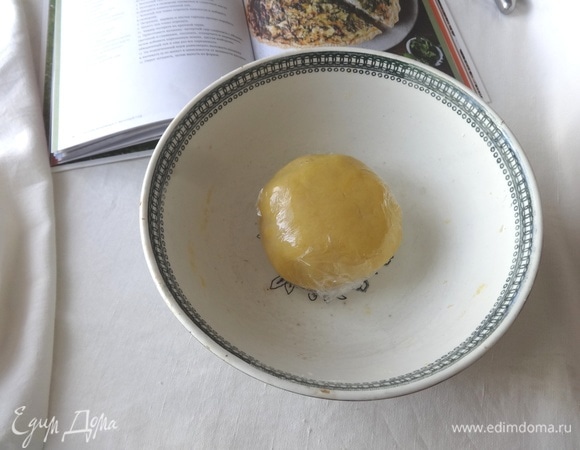 Из готового теста сформировать в шар. Завернуть в пищевую пленку и отправить в холодильник на 1 час или в морозильник на 15–20 минут. Тесто получилось красивого желтого цвета: желтенький колобок.