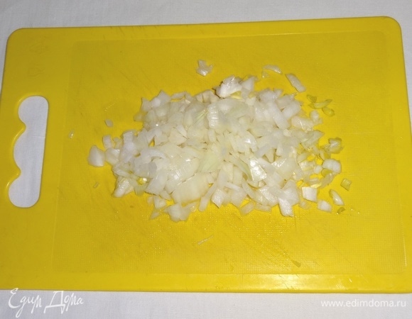 Репчатый лук почистить и мелко порубить.