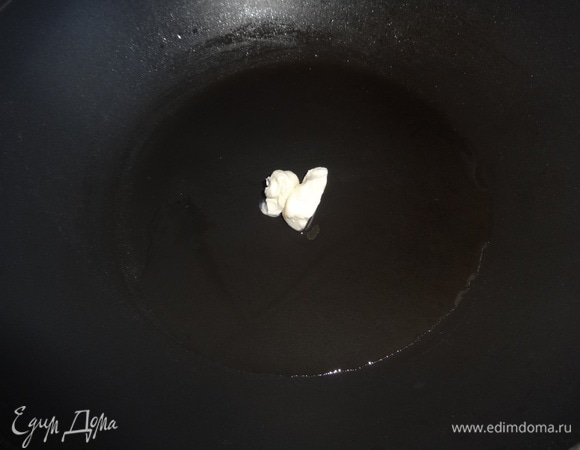 Разогреть в сковороде оливковое и сливочное масло.