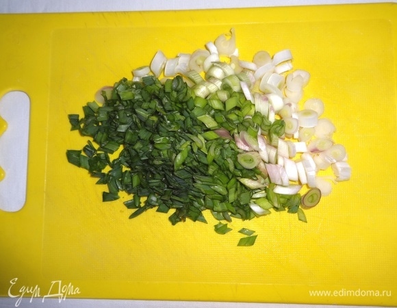 Зеленый лук тонко нарезать наискосок.
