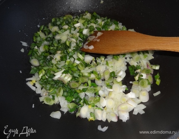 Добавить зеленый лук в сковороду, немного потушить вместе.