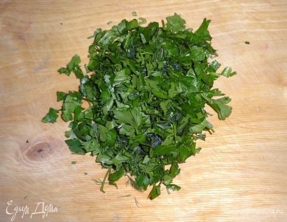 Всю зелень вымыть, обсушить бумажными полотенцами. Петрушку и укроп порубить.