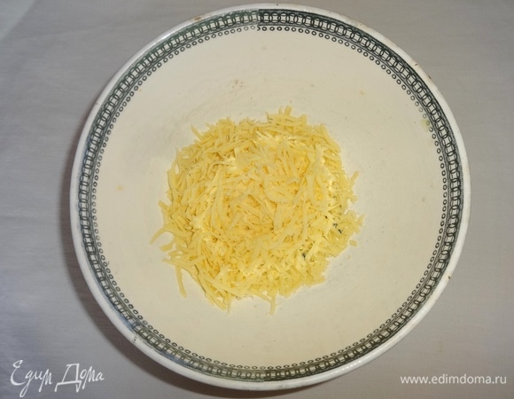 Сыр натереть на крупной терке.