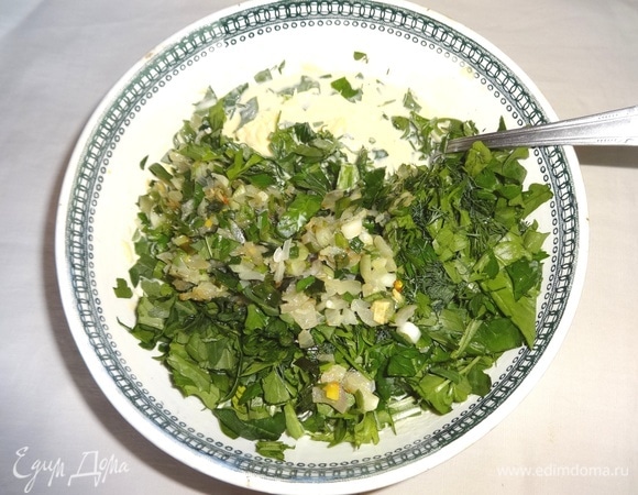 Добавить нарезанную зелень, обжаренный лук и еще раз все перемешать.