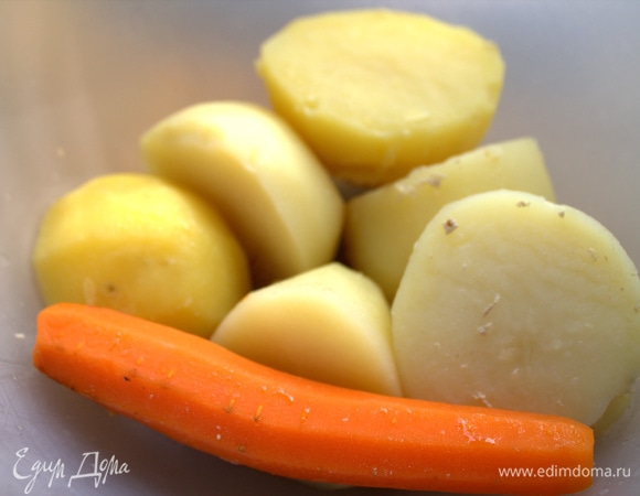 Картофель отварить с морковью.