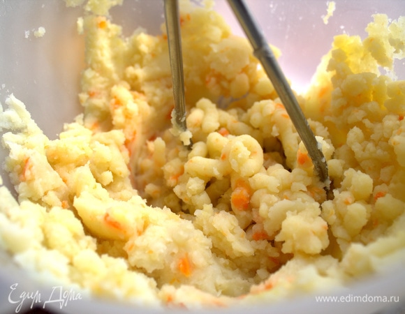 Растолочь в пюре картофель вместе с морковью (морковь необязательно добавлять), добавив кусочки сливочного масла.