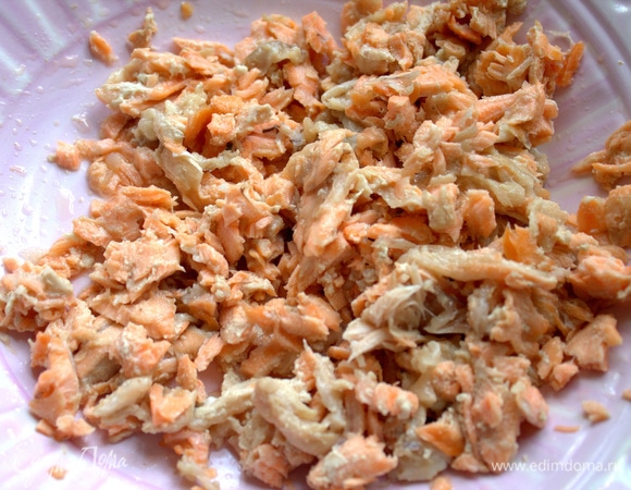 Рыбу размять вилкой.