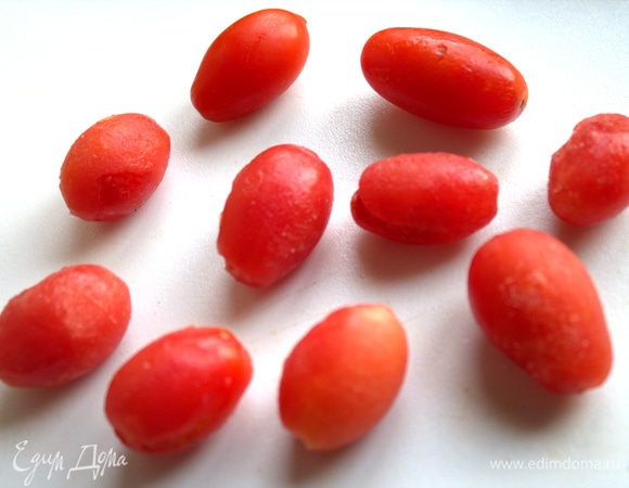 Помидорки измельчить.