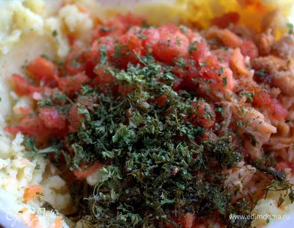 Зелень тоже измельчить и добавить в пюре.