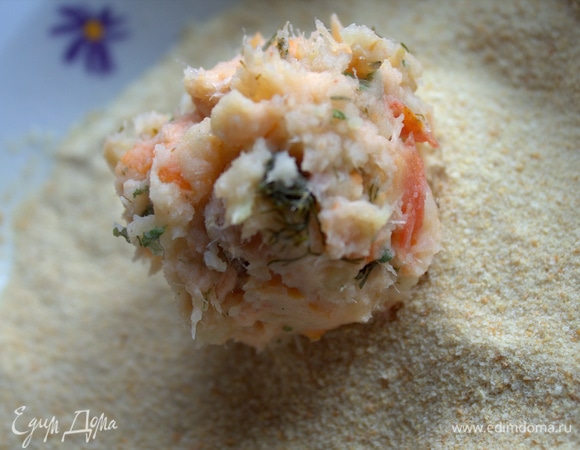 Катаем шарик, обваливаем в муке или сухарях.