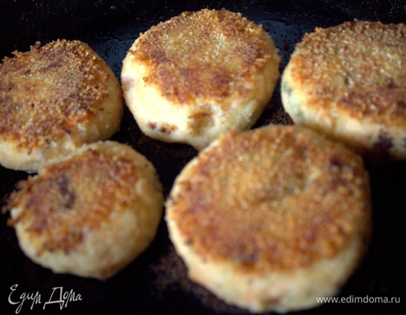 Обжарить их в оливковом масле.