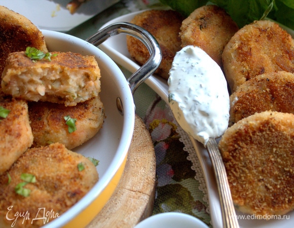 К биточкам подать соус.