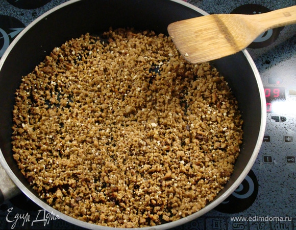 Подсушить крошку на сковороде до хрустящего состояния.