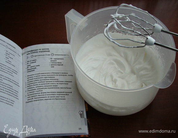 К белкам добавить щепотку соли и взбить в пышную устойчивую пену, добавив сахарную пудру.