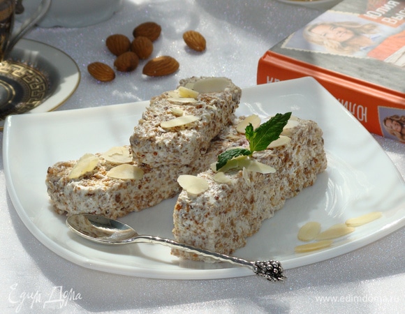 Готовое хлебное мороженое перед подачей нарезать на брусочки. Приятного аппетита!