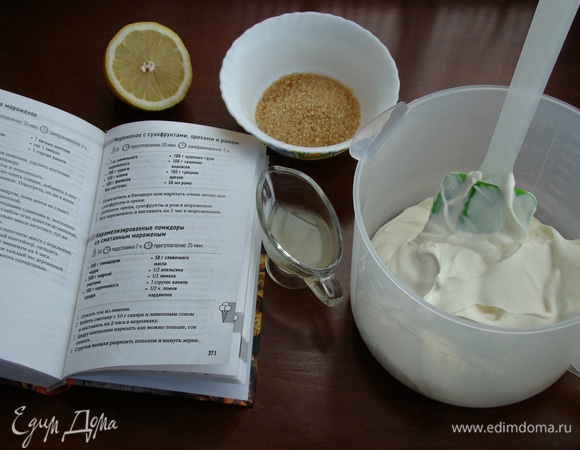 Выжать сок из половины лимона и подготовить необходимые ингредиенты для сметанного мороженого.