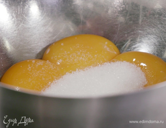 Отделить желтки от белков. Поставить желтки на водяную баню и добавить сахар.