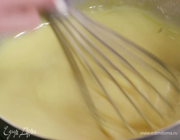 Активно помешивая венчиком, заваривать желтки всего около 15 минут, периодически снимая с бани, чтобы не перегреть их.