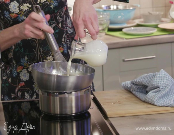 Влить сливки за 2–3 минуты до окончания процесса.