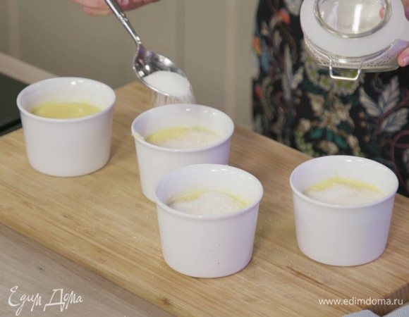 Достать из холодильника формочки и посыпать крем сверху сахаром.