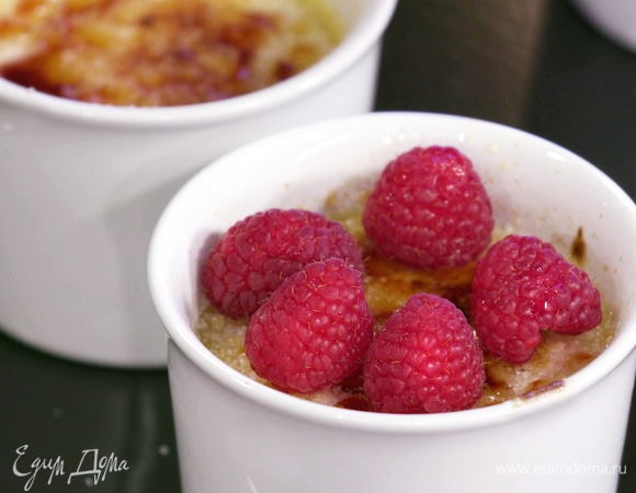 Запекать в духовке пару минут до образования светло-коричневой корочки. Украсить свежей малиной.