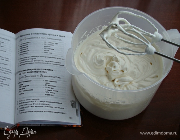 Взбить сметану с половиной нормы сахара в пышную пену, добавив лимонный сок.