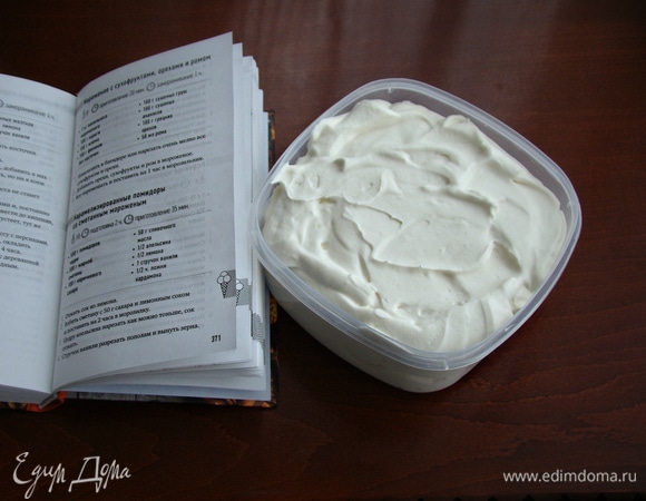 Сметанную массу переложить в контейнер и поставить в морозильную камеру на 2 часа.