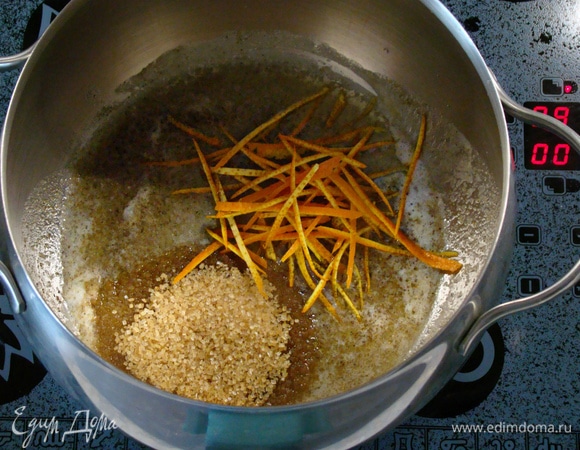 В кастрюле с толстым дном растопить сливочное масло. Добавить сахар, кардамон и цедру апельсина.